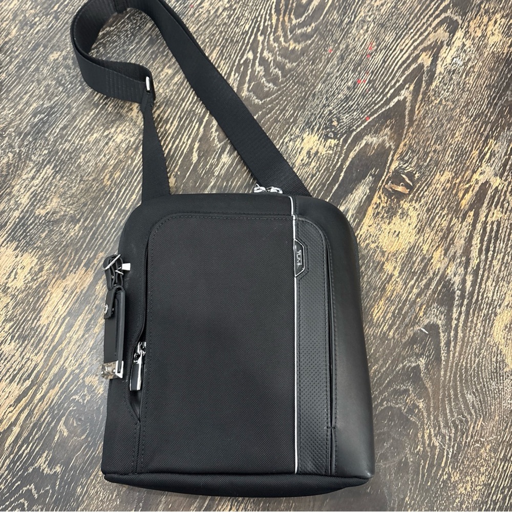 Tumi Arrive Olten Crossbody Black